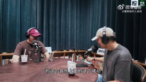 刘欢演唱的影视片头曲响起，熟悉旋律深深唤起游子对家乡的温暖共鸣