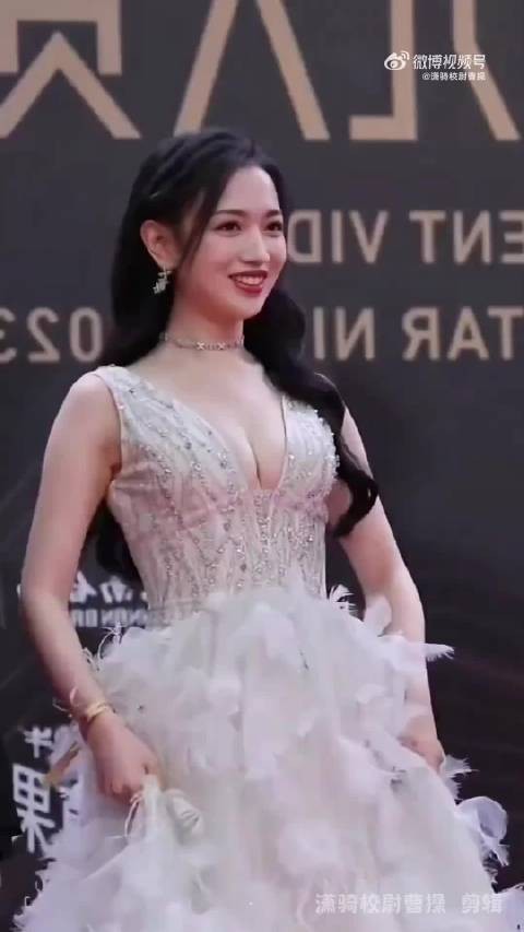 在我印象里代露娃是个骨相很优越,生图也抗打 气质很干净小女孩