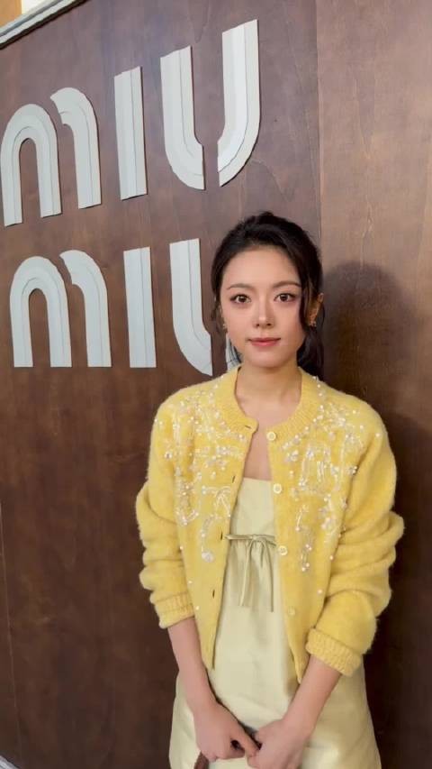 赵今麦好长一条人，聂曦光的千金感在miumiu秀场具像化了