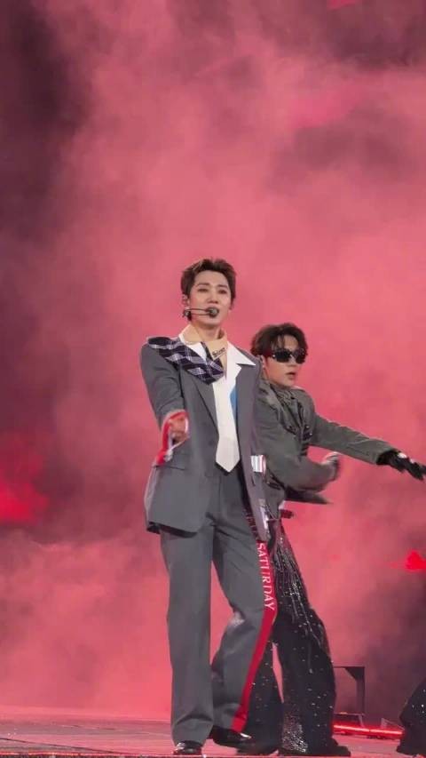 汪苏泷演出彩带从天而降，将音乐情绪具象化