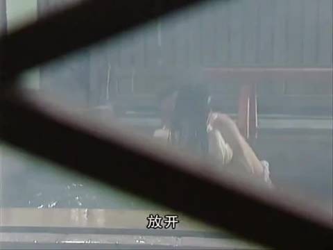 女人直接闯进男汤澡堂，豪气包下全场，对着一众男人直言：一群蠢货…