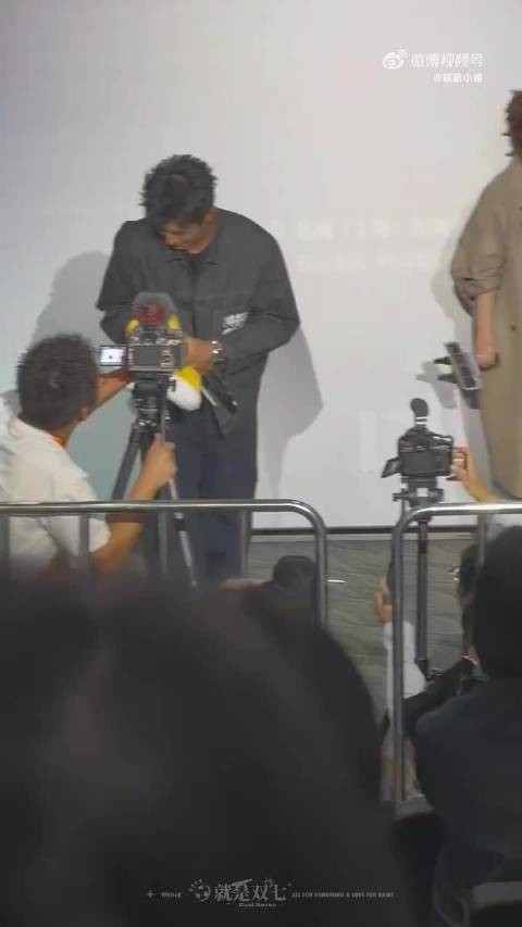 陈飞宇路演发娃娃赔礼，反差举动逗乐观众
