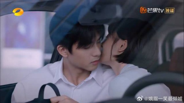 暗恋凌霄齐明月，不好意思向他表白，以亲他方式表达