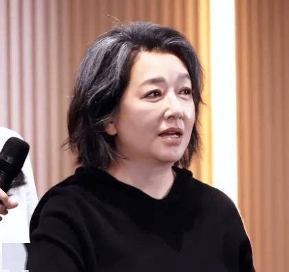 移居国外多年,58岁江珊被曝近况,当初与二婚丈夫没要孩子太明智