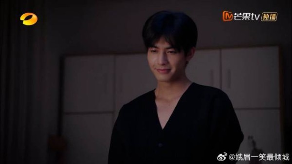 李尖尖突然难受，凌霄想起忘给她脱袜子，立马给她脱