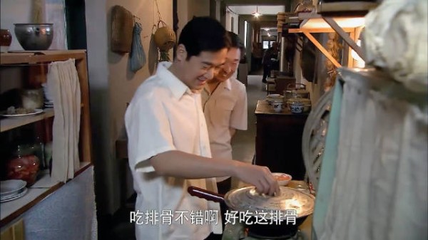 金婚:佟志闻到肉香味,请大庄去家里吃排骨,不料掀开锅盖尴尬了!