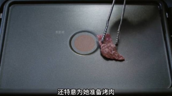 明明亲眼目睹妻子出轨，丈夫不但假装不知道，还亲自为她准备了烤肉