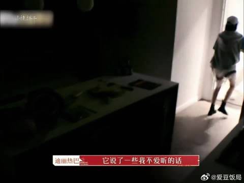 热巴力压摄像机,生气似撒娇萌态十足