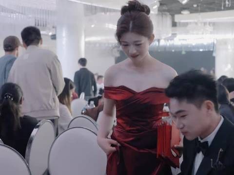 第一次见婚宴结束后散场的跟拍，热闹过后的冷清，比正式的流程还有纪念意义