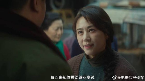 外婆偷摸给孙子塞钱 把钱藏在袜子里，下秒没能躲过女儿搜查