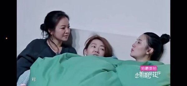 阿雅回忆父亲病重,大S第一时间赶到医院安慰
