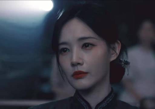 观众惋惜她受冷落，丈夫却漠然享受一切