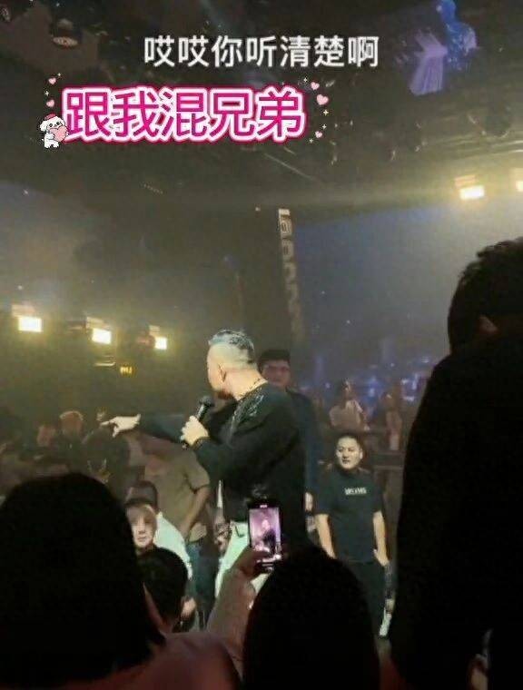 香港资深男星北上商演，突然“瞪眼”指人，台下观众举牌欢呼