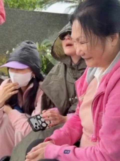 小S 范范清唱 you are my sunshine 给大S庆生