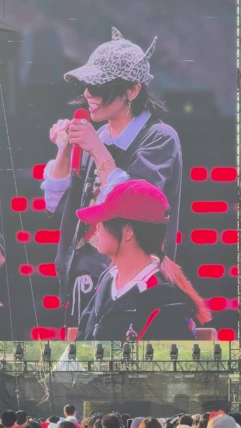 亲自采购,亲手佩戴,华晨宇对待粉丝的真心藏在细节,这一刻粉丝只想好好爱他
