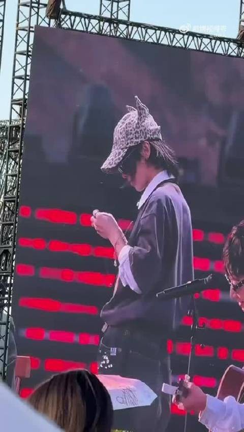 华晨宇为三位生日粉丝佩戴同款项链