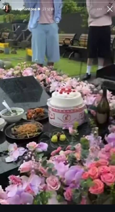 小S与S妈具俊晔去墓地为大S庆冥诞