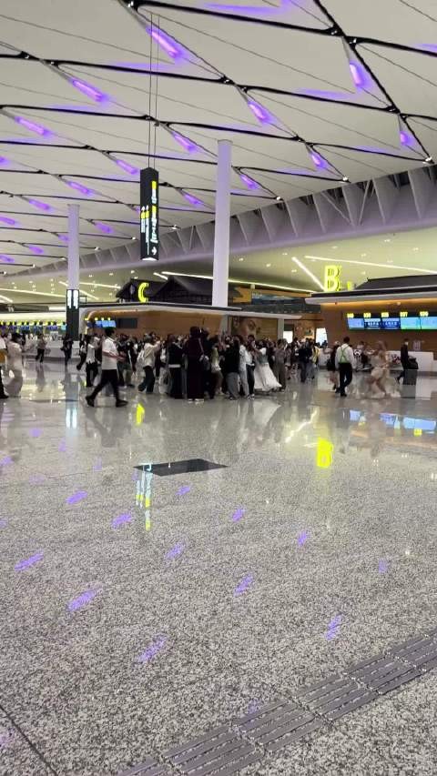 粉丝总能准时蹲到，公共空间乱成一团，到底是行程泄露，还是明星方刻意引流？