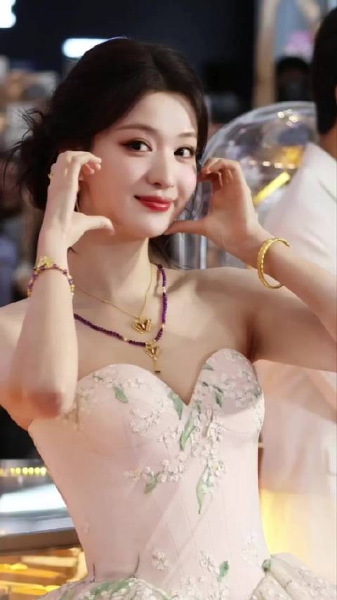 王楚然太美了吧！ 内娱为数不多的国泰民安女明星