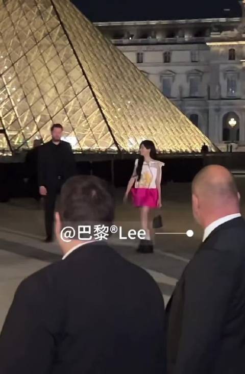 卢昱晓巴黎时装周下班，欲签名被助理阻止
