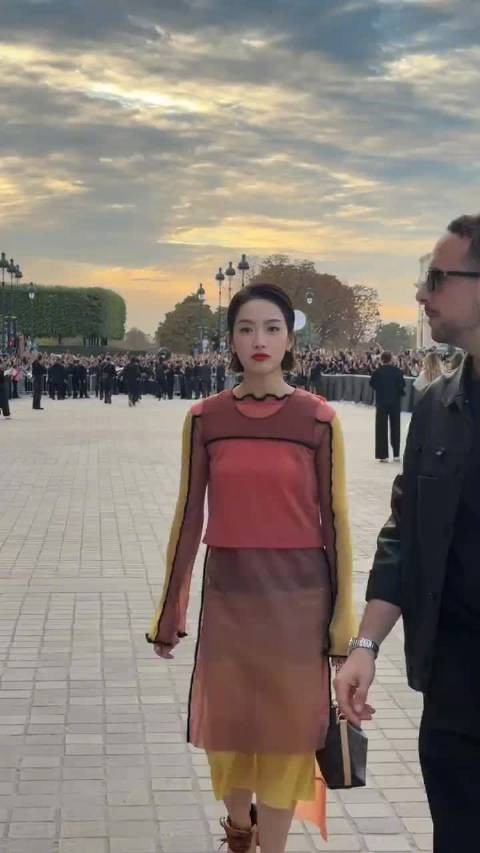宋茜短发造型亮相LV大秀，干练酷飒状态出彩
