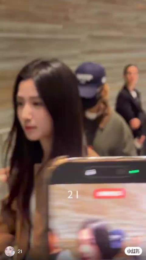 卢昱晓巴黎回国 黑长直发卡其色外套韩系欧尼好美 白月光回横店继续做苏落薇了