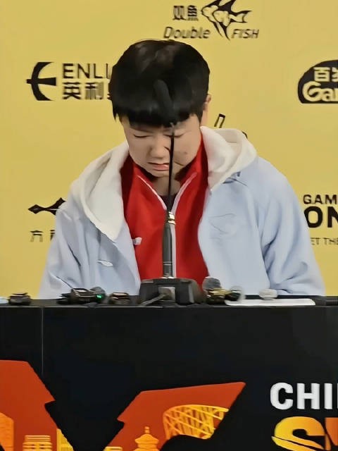 时常在想到底是多么滚烫的热爱，才能让你一次又一次把自己拼成这样……
