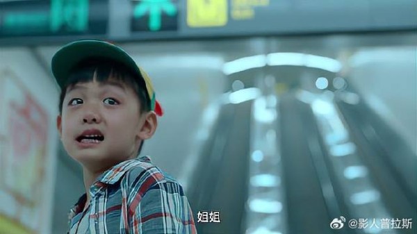 弟弟厕所出来不见姐姐 以为自己被抛弃,痛哭慌张寻找