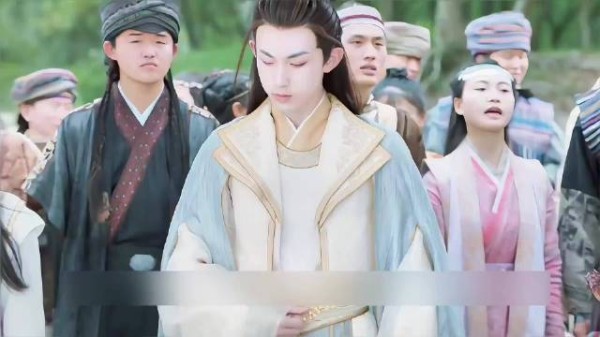 男人手链突然发光，女友竟变成人鱼被捉上岸
