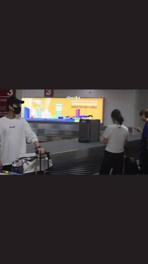林高远王曼昱机场同框，默契互动小剧场太甜