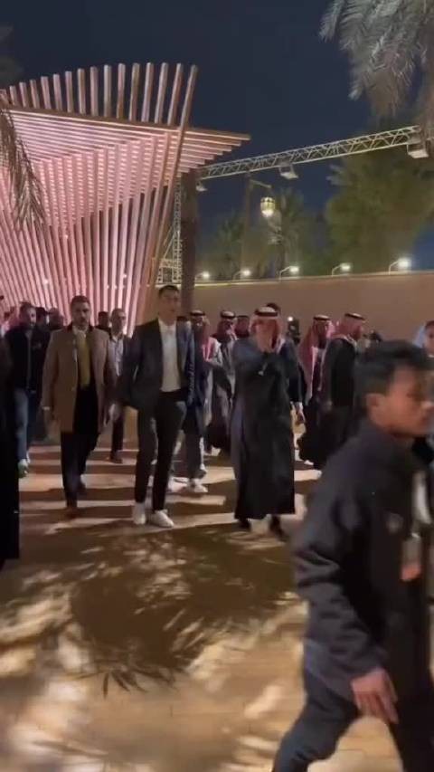 西装造型致敬C罗,大清早被自己帅醒