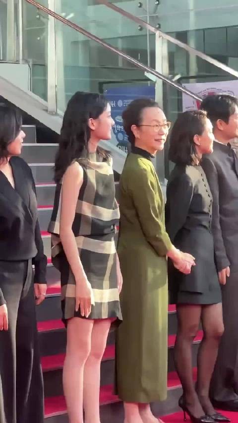 同框亮相釜山国际电影节,两位这状态气场如何