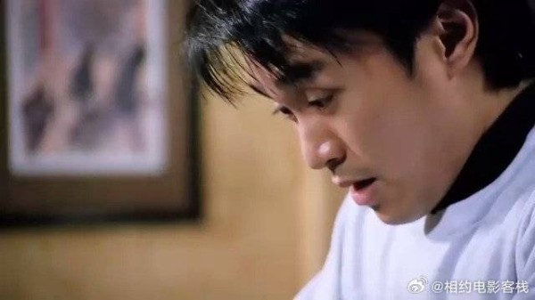 《逃学威龙》 周星驰被追捕，反手掏出神秘武器