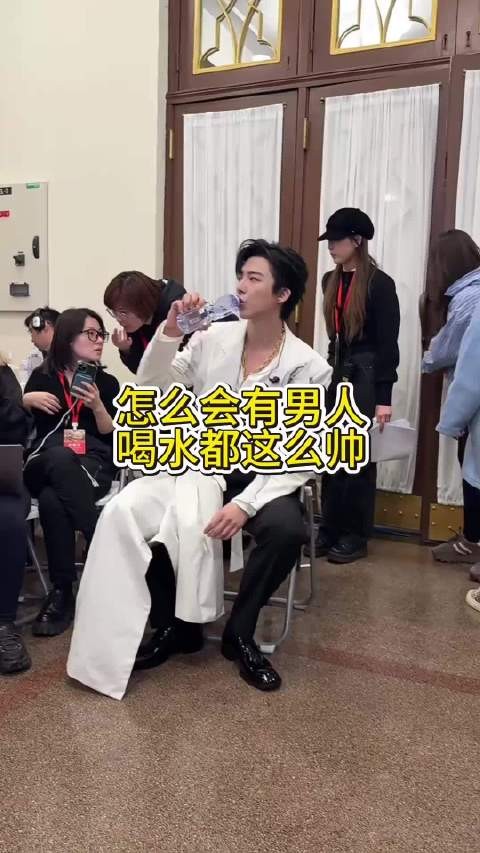 平平常常的喝水 都这么好看的男生