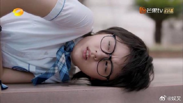 妙妙肚疼到站不起来 瘦小的姐妹背会宿舍，这样的姐妹给我也来一个