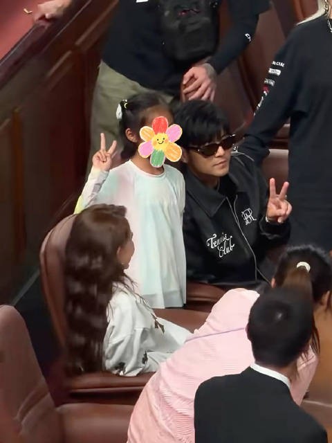 胎教听周杰伦的女孩跟偶像合影了妈妈回应女儿和周杰伦幸运合影