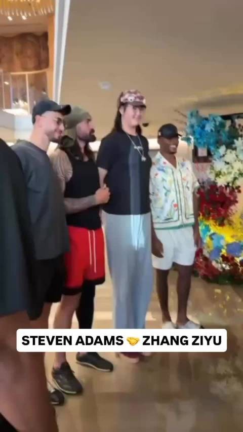 亚当斯在张子宇面前也有点娇小
