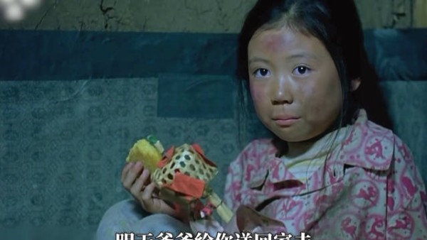 孤苦女孩逃离苛待家，晕倒野外无人愿收留