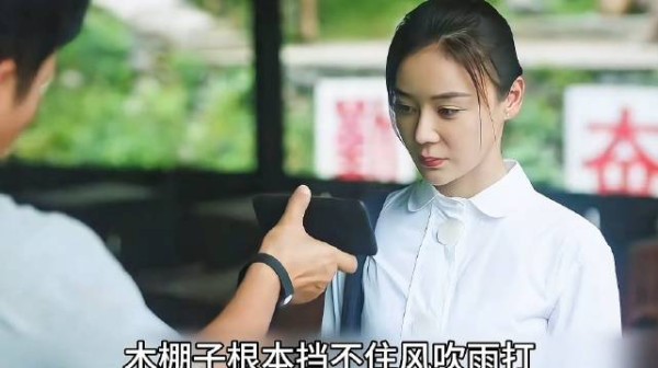 村支书挪用公款给村里修学校被处分，没有想到老师看不下去了硬刚校长
