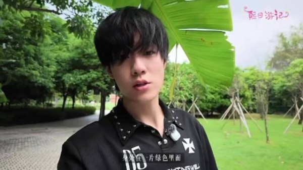 陈少熙香港街头松弛漫步,每一帧都是少年感大片