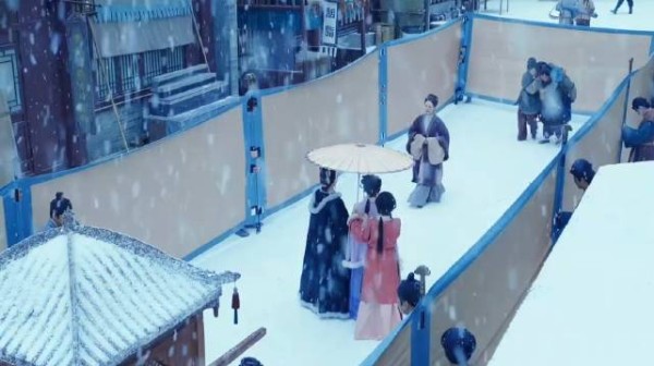 兰香如故拍出了世家大族的排场，一道帷幔，是体面，也是禁锢
