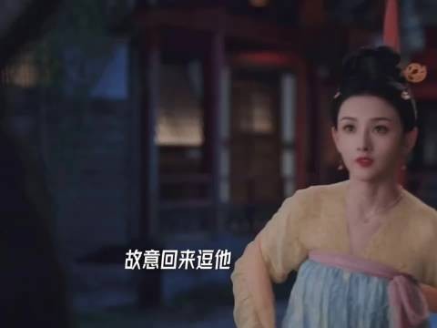 半夏气恼神态娇俏，小情绪惹人偏爱