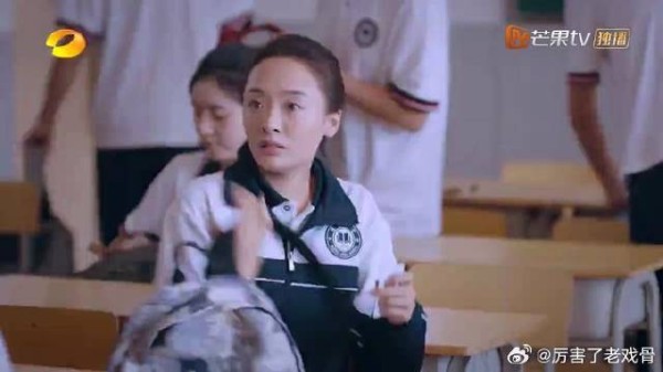 唐灿卸下乖巧的模样 浓妆、成熟穿搭，被姐妹花发现简直社死现场