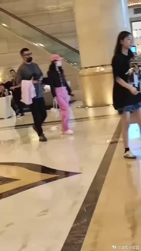 赵丽颖今日打扮甜美又可爱