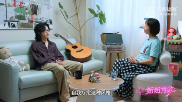 杨泽润拥抱大树疗愈，内向倔强坚持吉他热爱