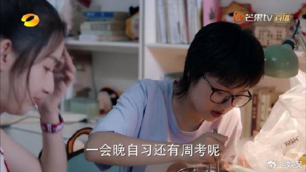 妙妙一起分享晚餐 小琪带的寿司，差点被同学拆穿是外卖
