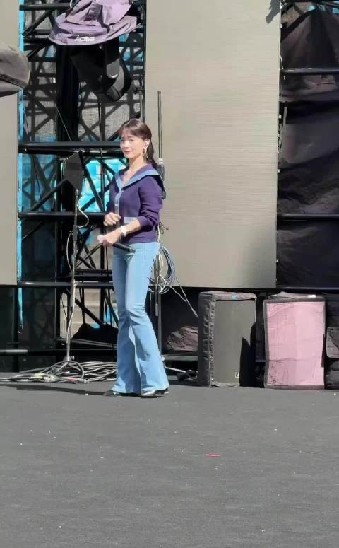 70多岁赵雅芝背直如少女，侧面似小姑娘