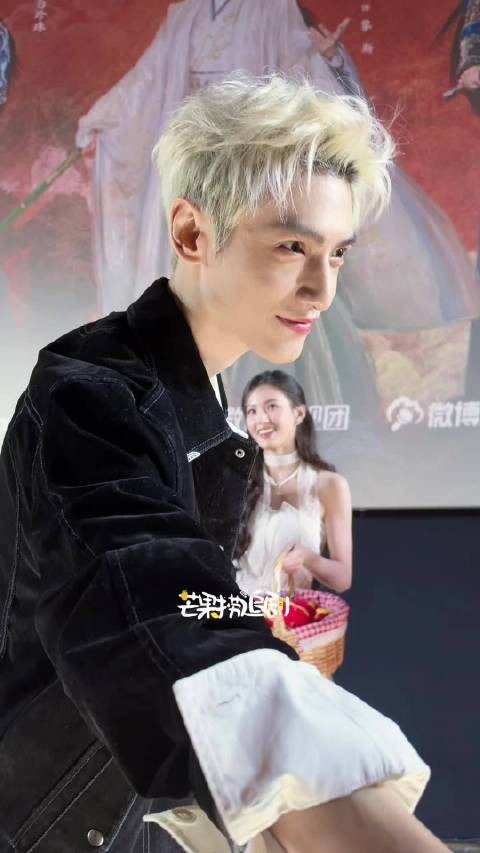 罗云熙白发造型进场送金币，化身黎斯帅翻全场