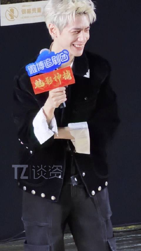 观众叫罗云熙镜头扇 哥刚开始一整个害羞后面还是满足了大家哈哈！