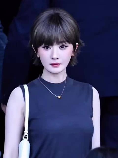 她前段时间不是还是短发吗？怎么现在都马尾辫了？